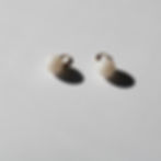 Boucles d’oreilles dormeuses rondes blanches Oliv – Bijoux artisanaux Kadisha