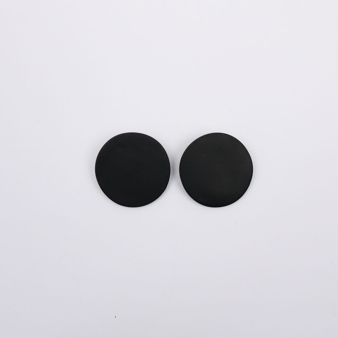 Boucles d’oreilles rondes noires Anita – Bijoux géométriques faits main Kadisha