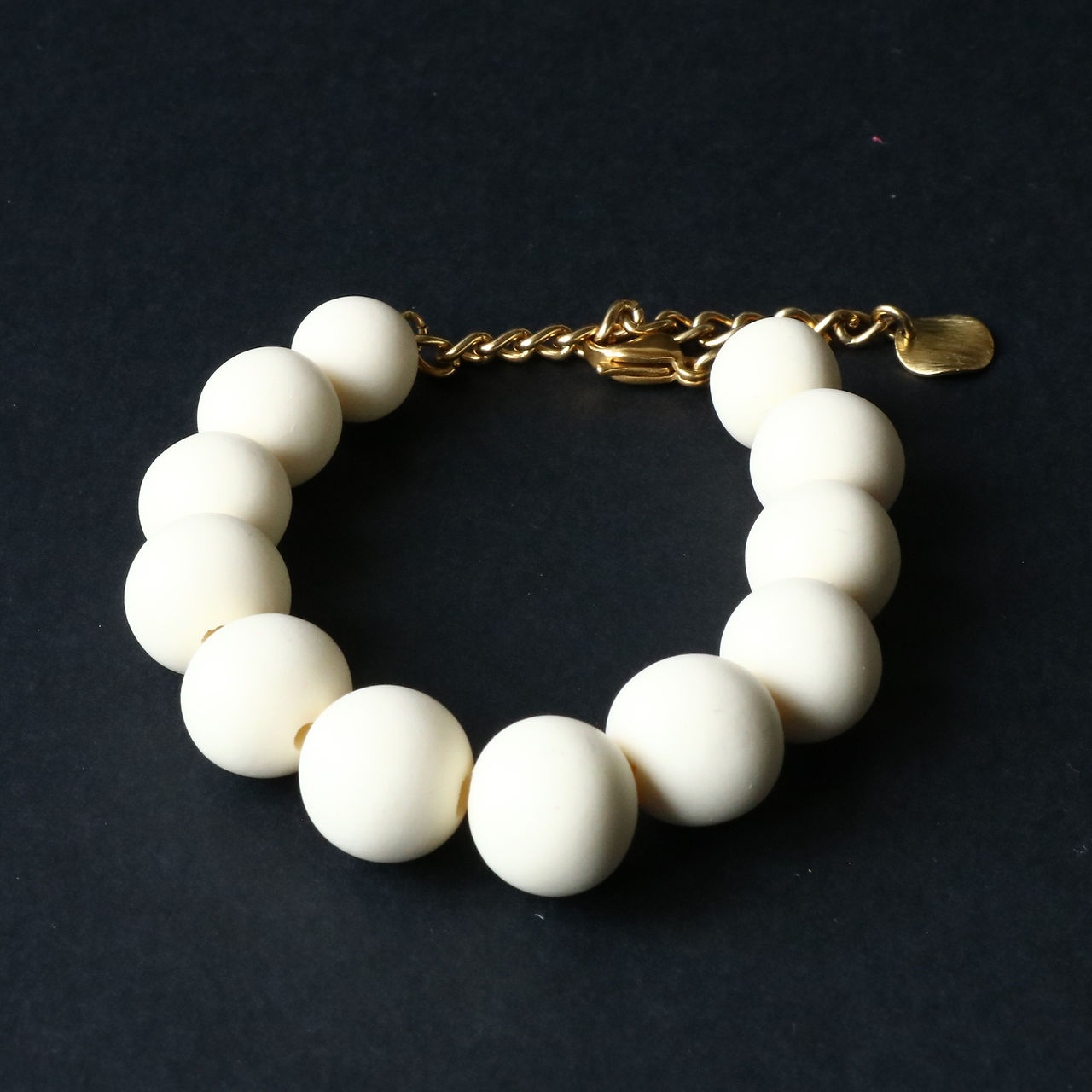 Bracelet Sam perles blanches et chaîne dorée
