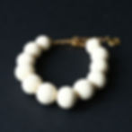 Bracelet de perles blanc Sam, argile polymère fait main et chaîne en laiton doré, ajustable, création Kadisha