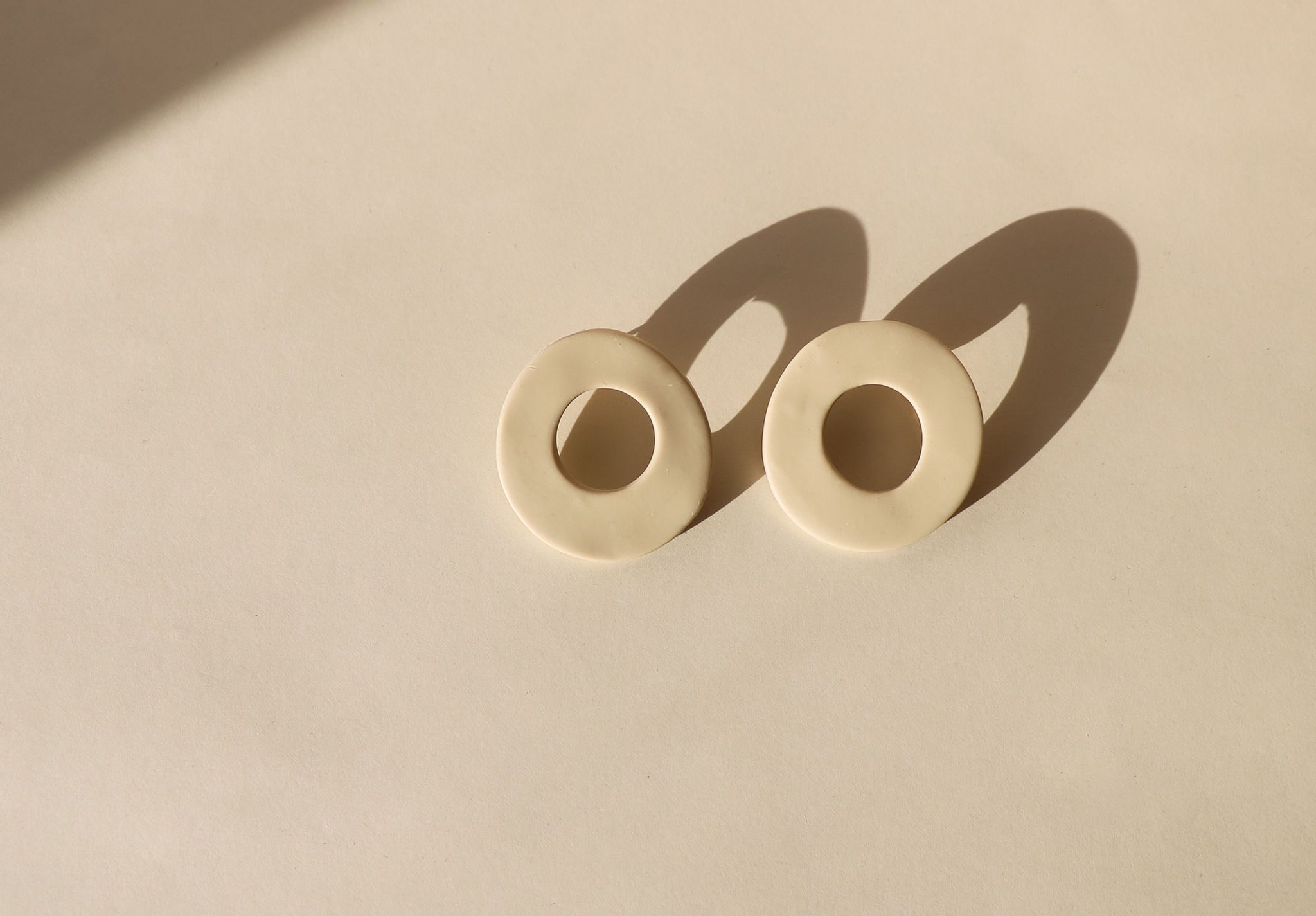 Boucles d’oreilles rondes Vic blanches – Bijoux minimalistes faits main Kadisha