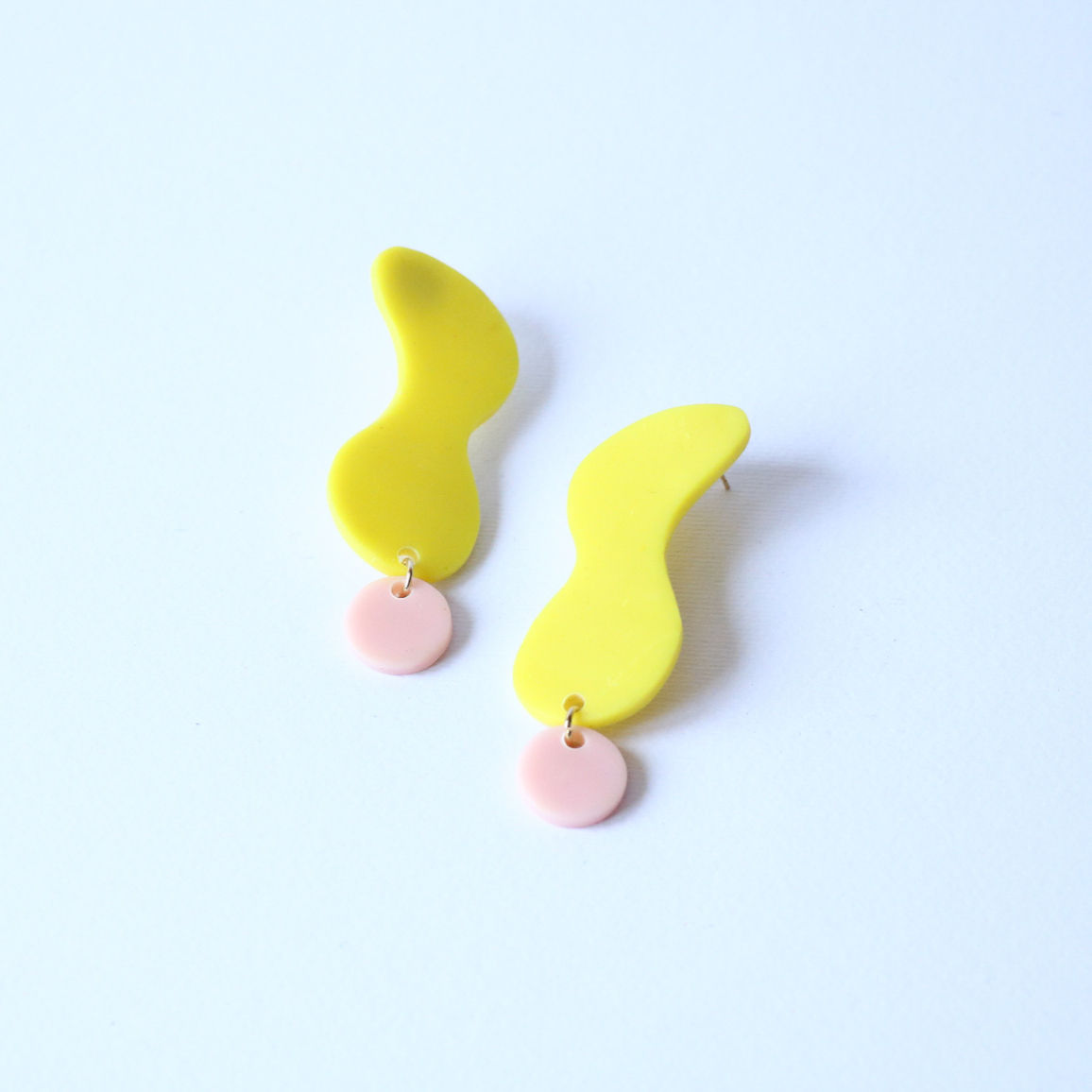 Boucles d’oreilles pendantes Gabi, jaune et rose, créations artisanales Kadisha