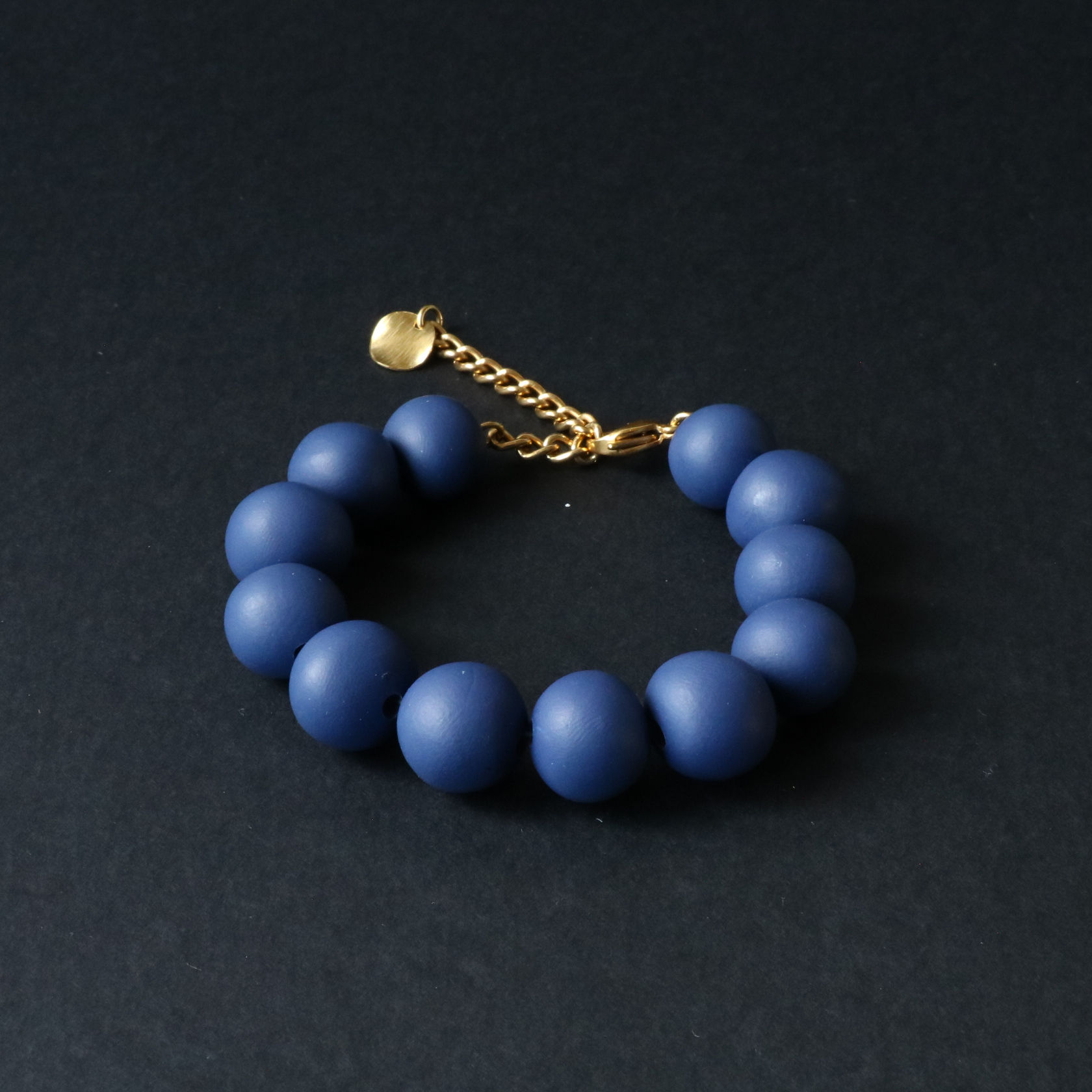 Bracelet de perles bleu Sam, argile polymère fait main et chaîne en laiton doré, ajustable, création Kadisha