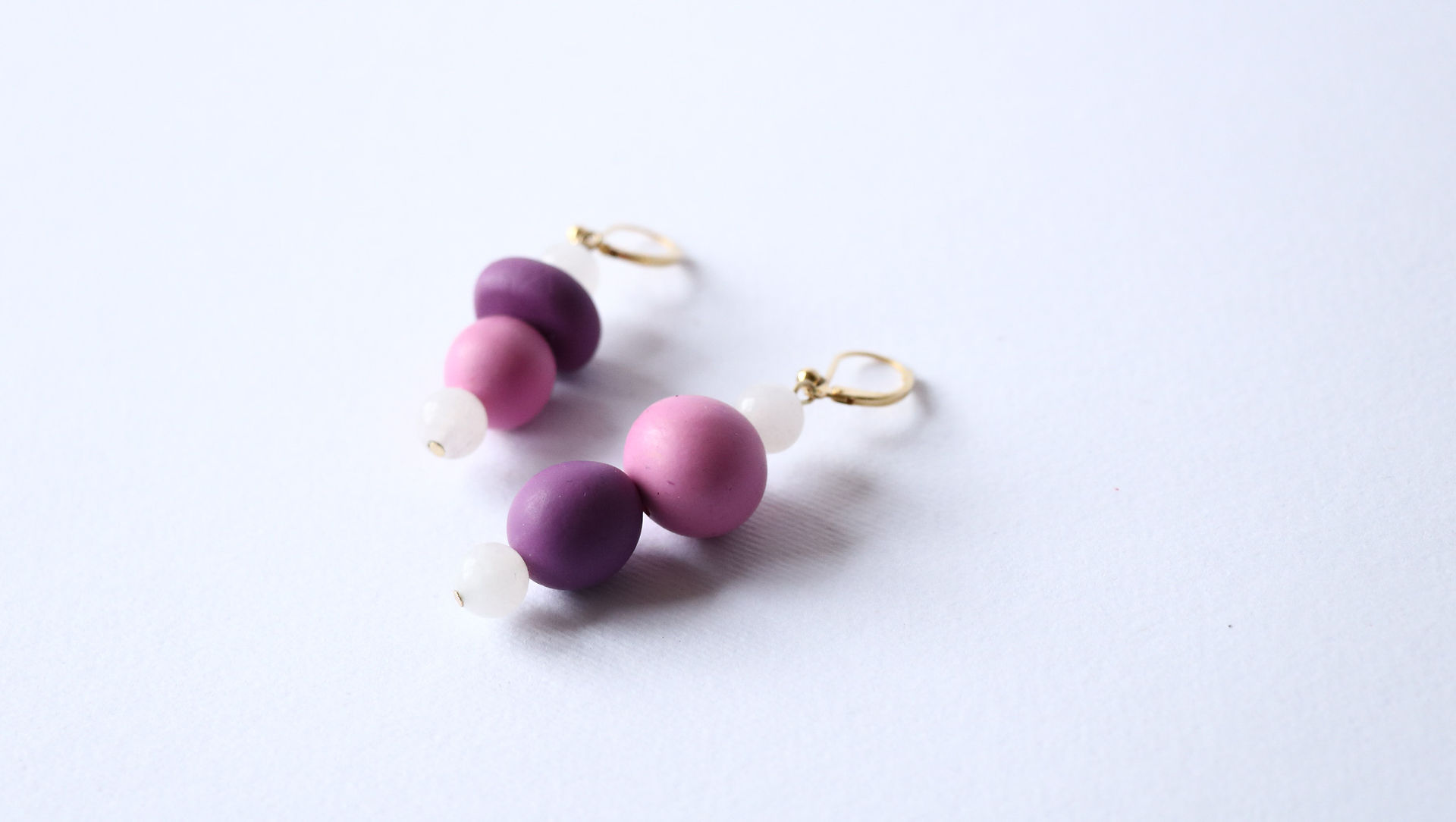 Boucles d'oreilles pendantes asymétriques colorées violet et rose