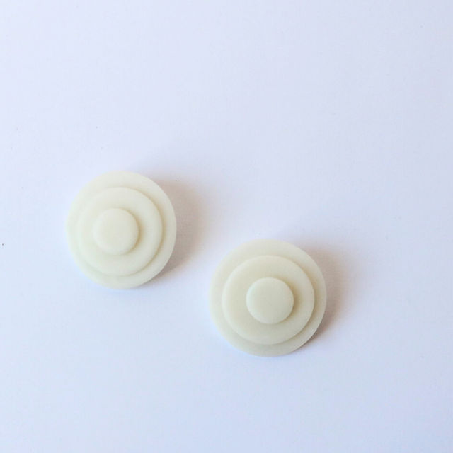 Boucles d'oreilles rondes blanc faits main
