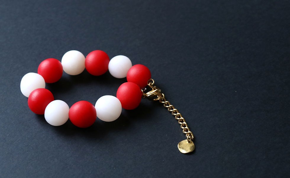 Miniature : Détail des perles rouge et blanc en argile polymère sur bracelet Paolo, bijou artisanal Kadisha