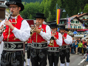 A Spaz con la musega: Un Viaggio nella Tradizione Ladina