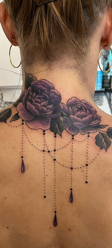 Recouvrement du tatouage de la nuque avec pivoines violettes et bijoux