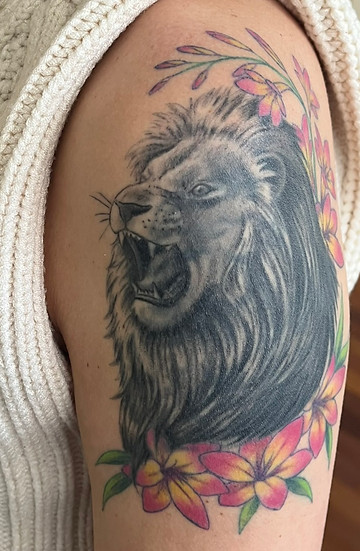 Lion illustratif et fleurs après recouvrement de l’ancien tatouage tribal