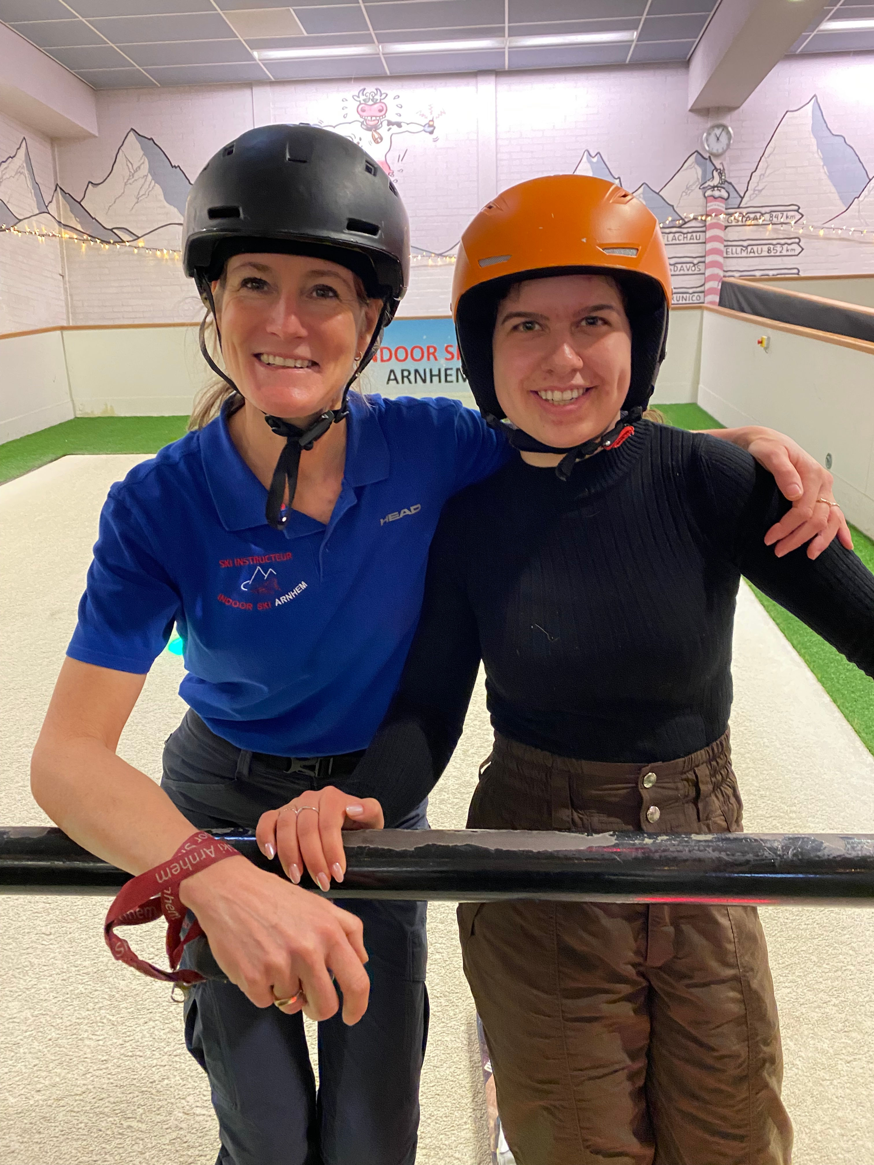 Femke en Sacha arm in arm op de indoorrolbaan
