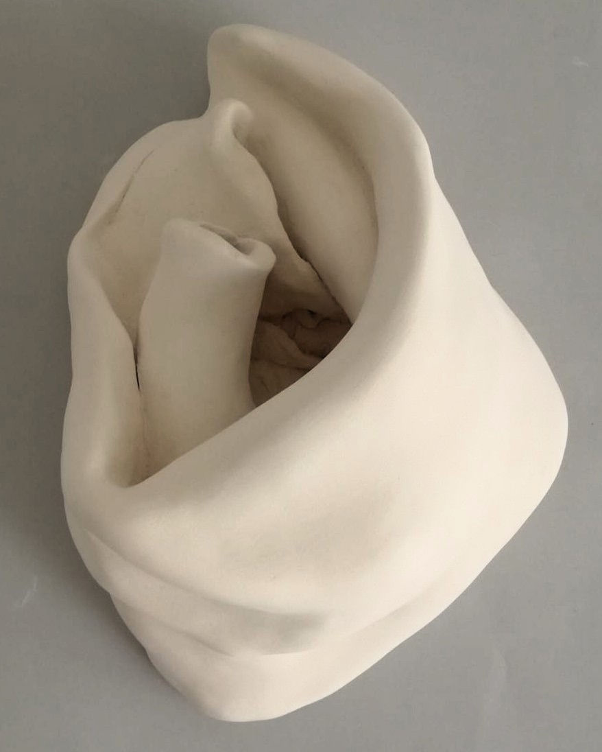 "Fiore auricolare", scultura in ceramica di Monica Sarandrea