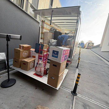 Camion de déménagement Luxdebarras avec cartons 