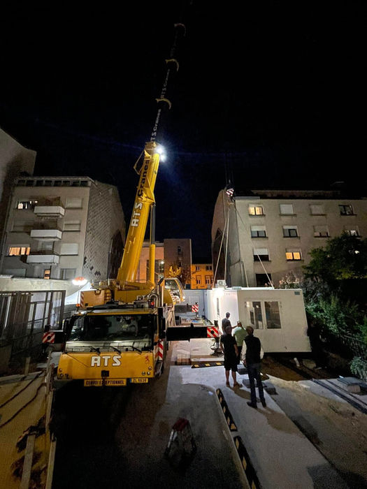 Engin de levage sur un chantier de nuit
