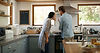 Couple heureux cuisinant dans une cuisine moderne