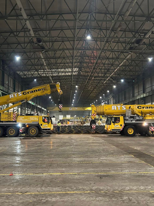 Camions et Engin de levage dans un hangar