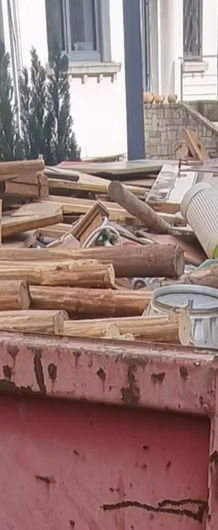 Benne avec déchets bois et cartons