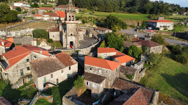 Vista aérea de la Iglesia de Santa María de Aguasantas en Cotobade