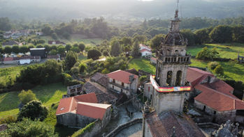 Vista aérea de la Iglesia de Santa María de Aguasantas en Cotobade