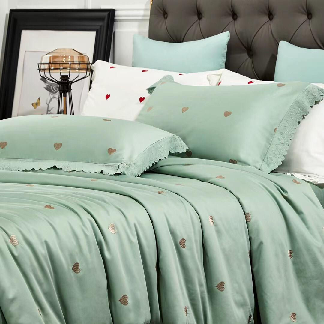 Комплект с одеялом "Сердечки" с вышивкой