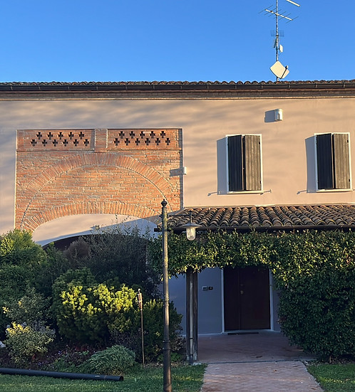 Tinteggiatura esterna di una villa a Carpi