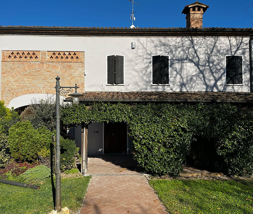 Rasatura e tinteggiatura per una casa indipendente a Luzzara