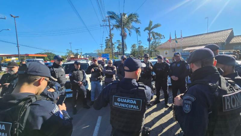 Nesta terça-feira (23), a Prefeitura de Florianópolis deflagrou a Operação Solo Legal, para combater construções irregulares em áreas de preservação permanente (APPs) e de parcelamento ilegal de terrenos no Ribeirão da Ilha, região sul da capital.