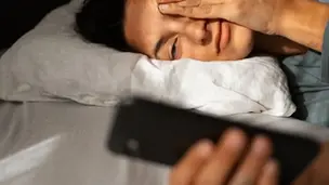 Pegar o celular ao acordar pode estar te deixando mais estressado