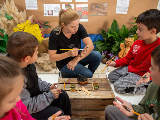 Professora de Arte da Educação Infantil realiza atividade sobre Cultura Indígena