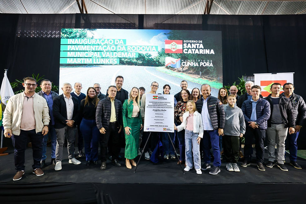 O governador Jorginho Mello inaugurou nesta quinta-feira, 28, a rodovia Waldemar Martin Lunkes, em Cunha Porã. O trecho liga a cidade aos município de Iraceminha e Cunhataí em uma extensão de mais de 18 quilômetros. A obra recebeu investimento de R$ 33,7 milhões, sendo R$ 31,6 milhões por parte do Governo do Estado e pouco mais de R$ 2 milhões como contrapartida da prefeitura de Cunha Porã.