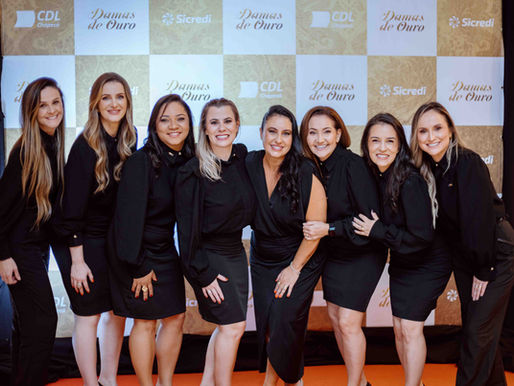 Damas de Ouro reúne mais de 200 mulheres em baile de máscaras em Chapecó