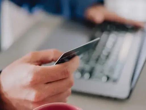 Quase metade dos brasileiros ignoram segurança durante promoções na internet