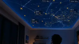 Jovem transforma teto em mapa de voo ao vivo com projetor e receptor de rádio de R$ 150