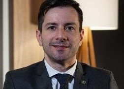 Independentemente de a candidatura ter sido pela região ou não, no mínimo se espera que aqueles eleitos que tiveram votação expressiva no Oeste Catarinense retribuam na Assembleia Legislativa, na Câmara dos Deputados e no Senado Federal. Essa avaliação é do presidente do Centro Empresarial de Chapecó, Helon Antônio Rebelatto, ao lembrar do propósito da campanha “No Voto, Valorize o Oeste”, realizada para motivar o voto em representantes da região e também naqueles de outros locais que tivessem compromissos com as demandas regionais.