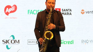 Saxofonista chapecoense se apresenta no maior evento da comunicação de Santa Catarina
