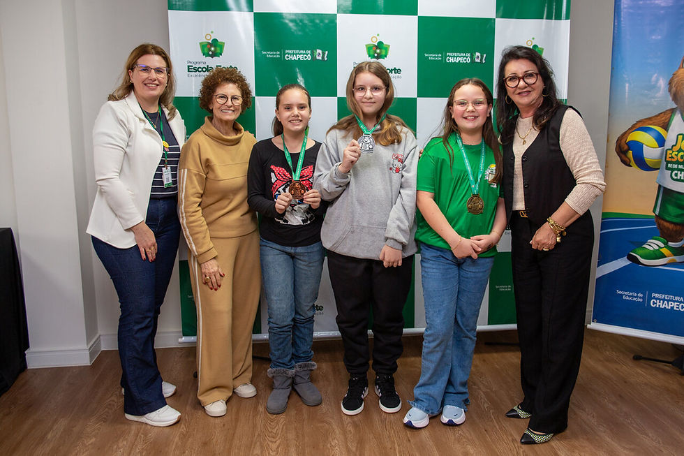 Criatividade e escrita também fizeram parte da primeira edição dos Jogos Escolares da Rede Municipal de Ensino de Chapecó. Na modalidade de Redação, os participantes foram convidados a escrever sobre a Capipower, capivara escolhida como mascote dos Jogos, relacionando-a às experiências vivenciadas durante as competições.