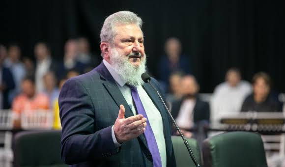 A campanha à reeleição do deputado estadual Padre Pedro Baldissera (PT) lançou nesta terça-feira (1º) um folheto digital sobre a distribuição de medicamentos à base de cannabis pelo SUS em Santa Catarina. Padre Pedro é autor de um dos projetos que deu origem à lei catarinense que obriga a rede pública estadual de saúde a entregar gratuitamente o canabidiol a quem precisa. O deputado quer ampliar o debate e apresenta propostas sobre a cannabis.