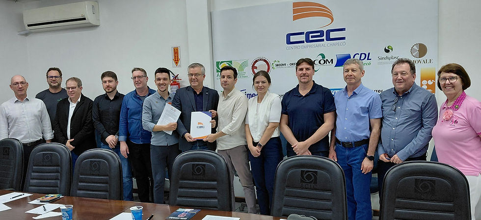 Dois candidatos do Partido Novo estiveram em reunião do Centro Empresarial de Chapecó (CEC) no final da tarde desta quinta-feira, 27 de agosto, com a presença também de representantes do Observatório Social de Chapecó (OSB) e da Somar Oeste. Para explanar suas propostas e receber documento com as demandas do setor produtivo da região de Chapecó estiveram presentes os candidatos a deputado federal Claudio Jacoski e a deputado estadual Wilson Cidrão.