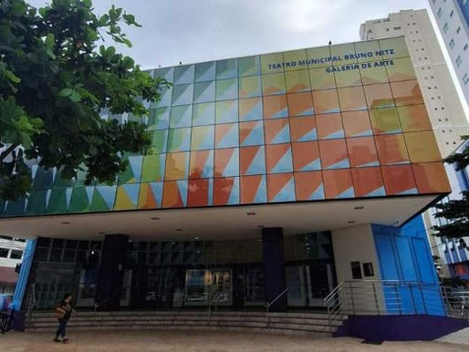 Teatro Municipal Bruno Nitz recebe dois espetáculos neste sábado