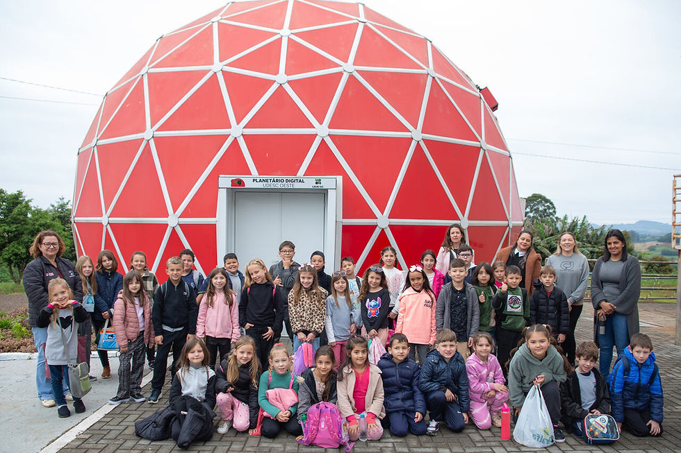 Estudantes do terceiro ano da EBM Sede Figueira visitaram o Planetário da UDESC, localizado em Pinhalzinho, como parte das atividades de estudo sobre Astronomia desenvolvidas em sala de aula. Durante a visita, eles puderam aprofundar os conhecimentos sobre o Sistema Solar, os planetas, as luas, as estrelas e as constelações.