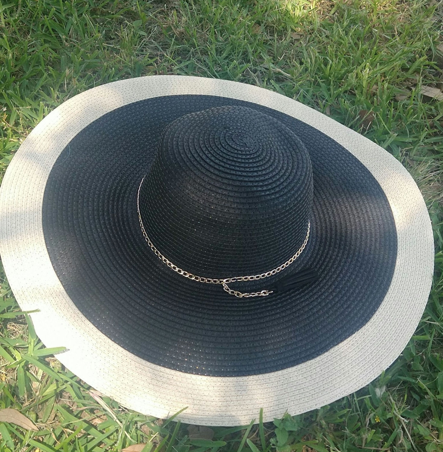 -TWO TONE BRIM HAT W/ CHAIN TASSEL ACCENT - BLACK/