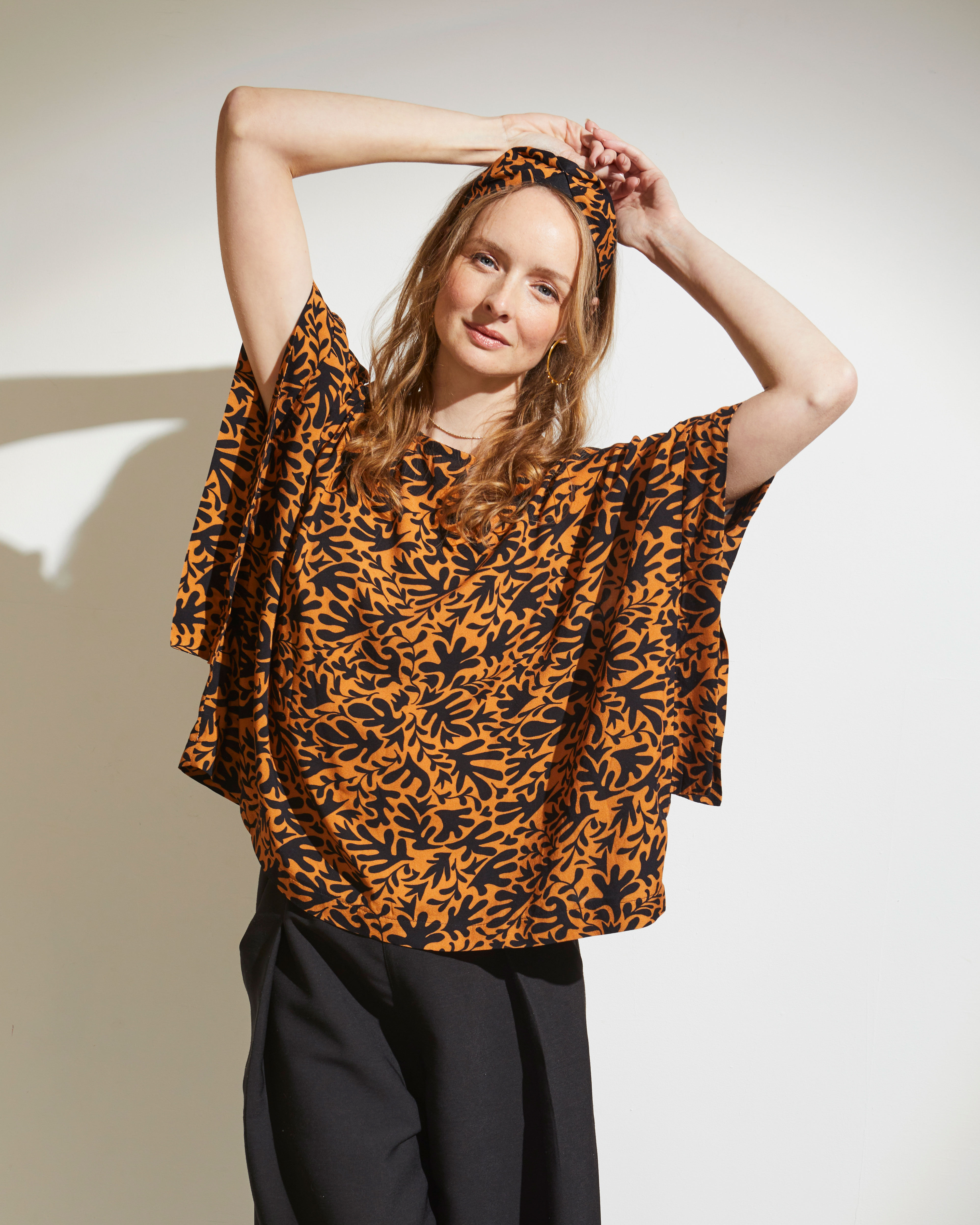 Top Elis over-sized, imprimé feuilles de chêne noires