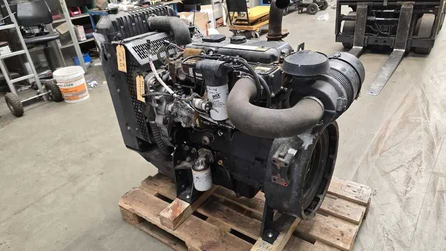 Miniatură: Motor Perkins 1104C-44 - 64 kW/2400 rpm - cod RE51227 - pt. Massey Ferguson 5425