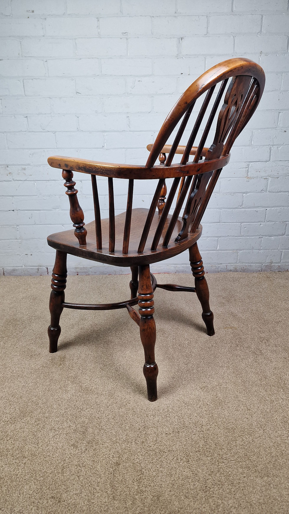 Thumbnail: Antique Windsor Chair in Yew and Elm.  19th Century - Nottinghamshire .