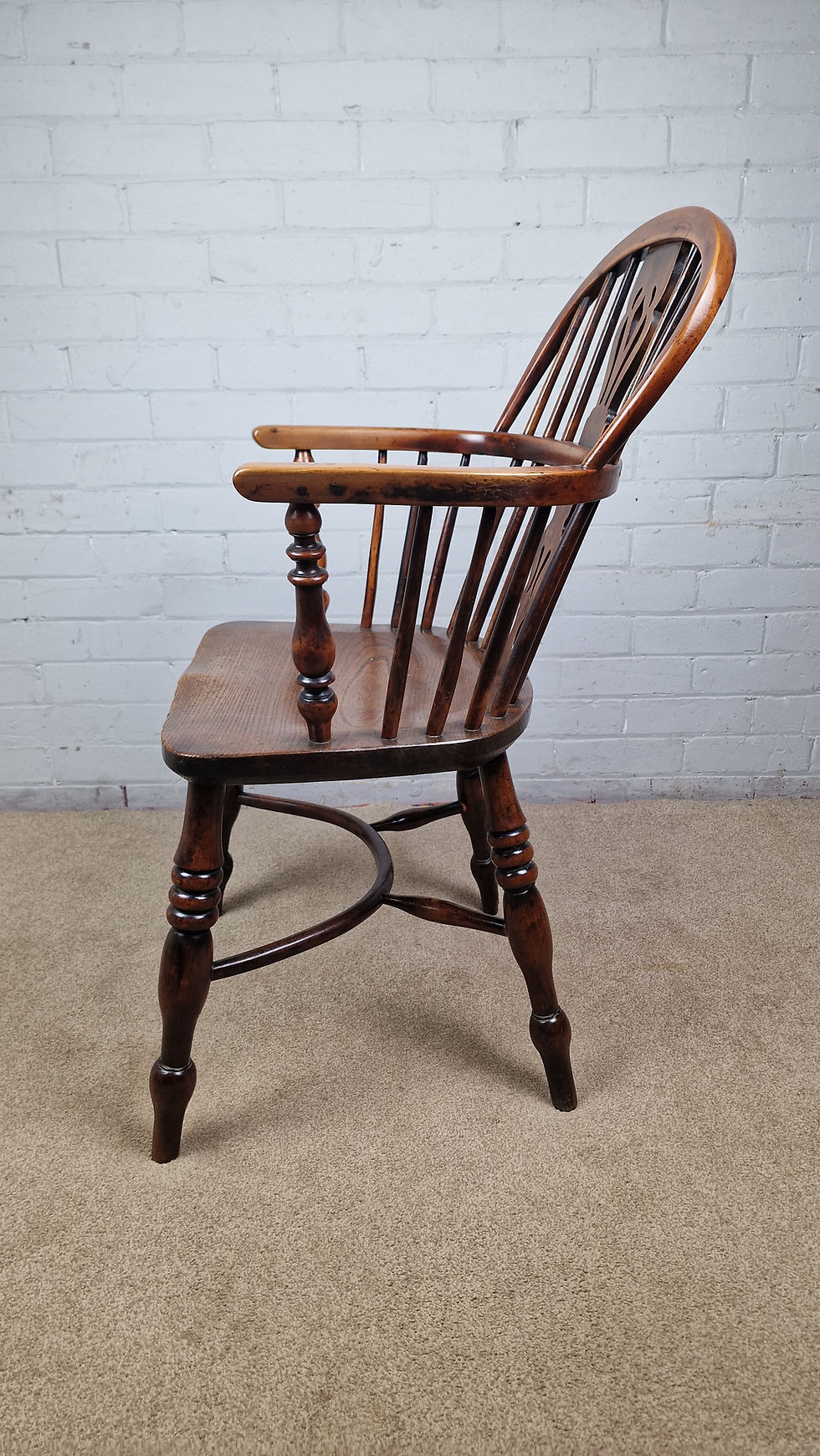 Thumbnail: Antique Windsor Chair in Yew and Elm.  19th Century - Nottinghamshire .