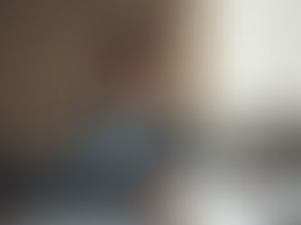 Tiener zit aan bureau en staart voor zich uit, moeite met beginnen aan schoolwerk