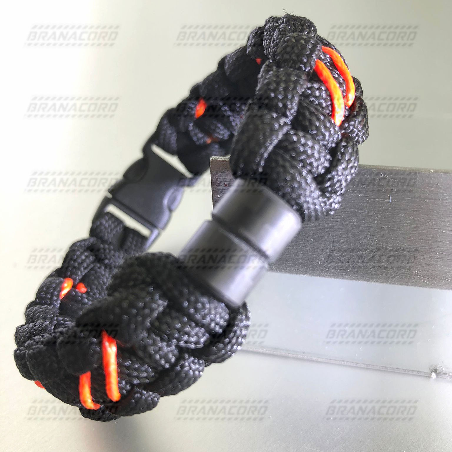 Paracord-Armband mit exklusiver Carbon-Perle und markanten orangenen Akzenten