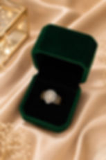 Anillo con forma de diamante de oro 10k