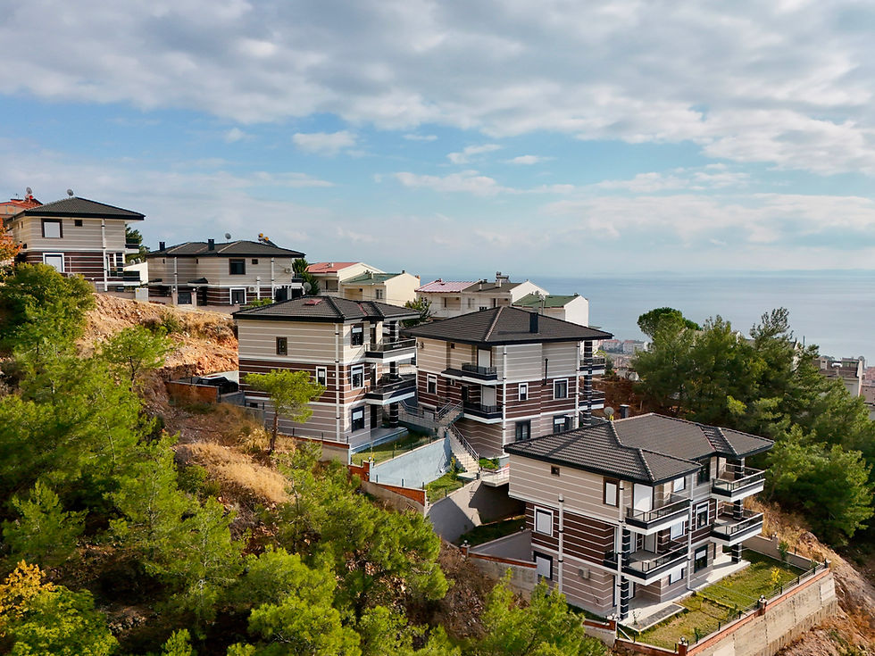 Deniz manzaralı yamaca inşa edilmiş modern villalar.