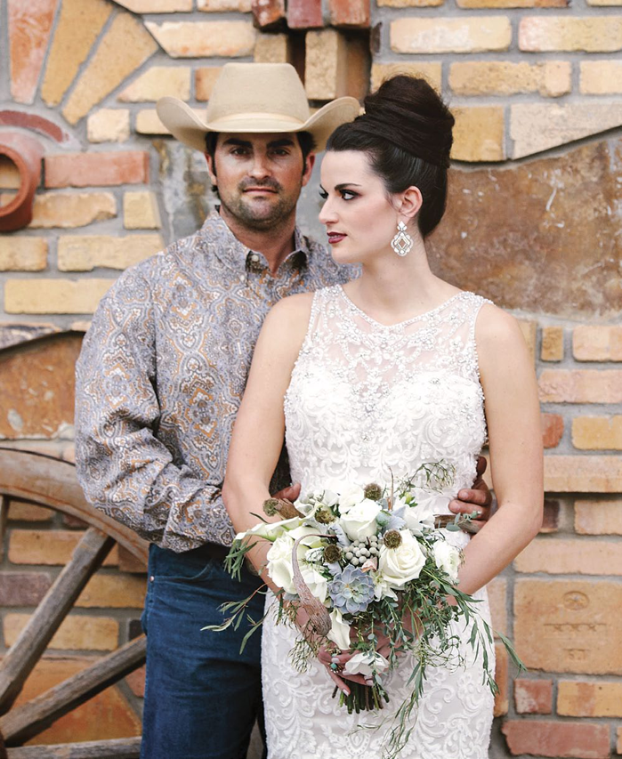 Refined rustic bridal bouquet by Visual Impact Design | Emik Nikora Wedding Photographers