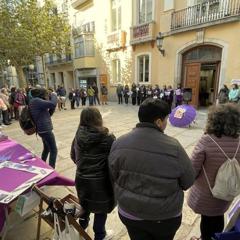Blanes continua la commemoració del 25-N amb un emotiu acte de la Plataforma de Dones